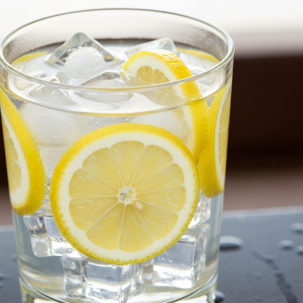 Ποτήρι νερό με λεμόνι